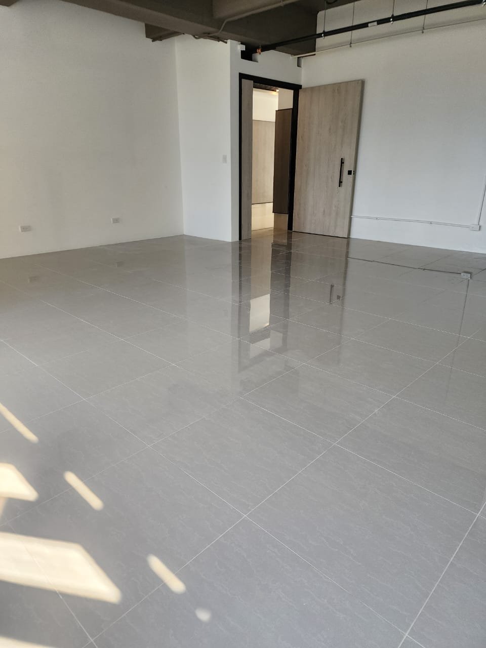 Oficina en Renta Nueva en Burgo zona 14