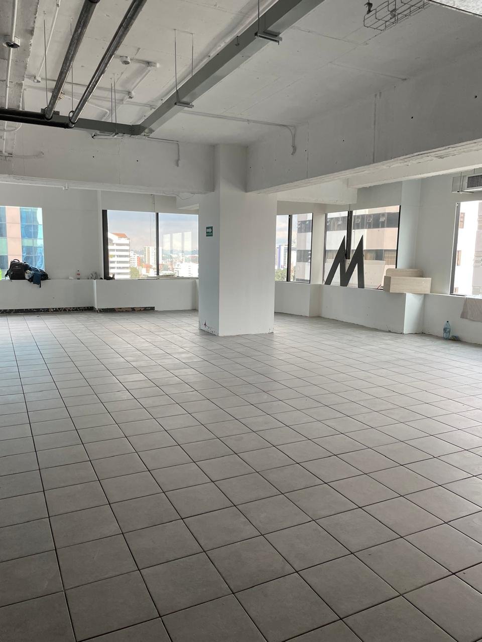 Oficina en venta con 4 habitaciones en Europlaza zona 14