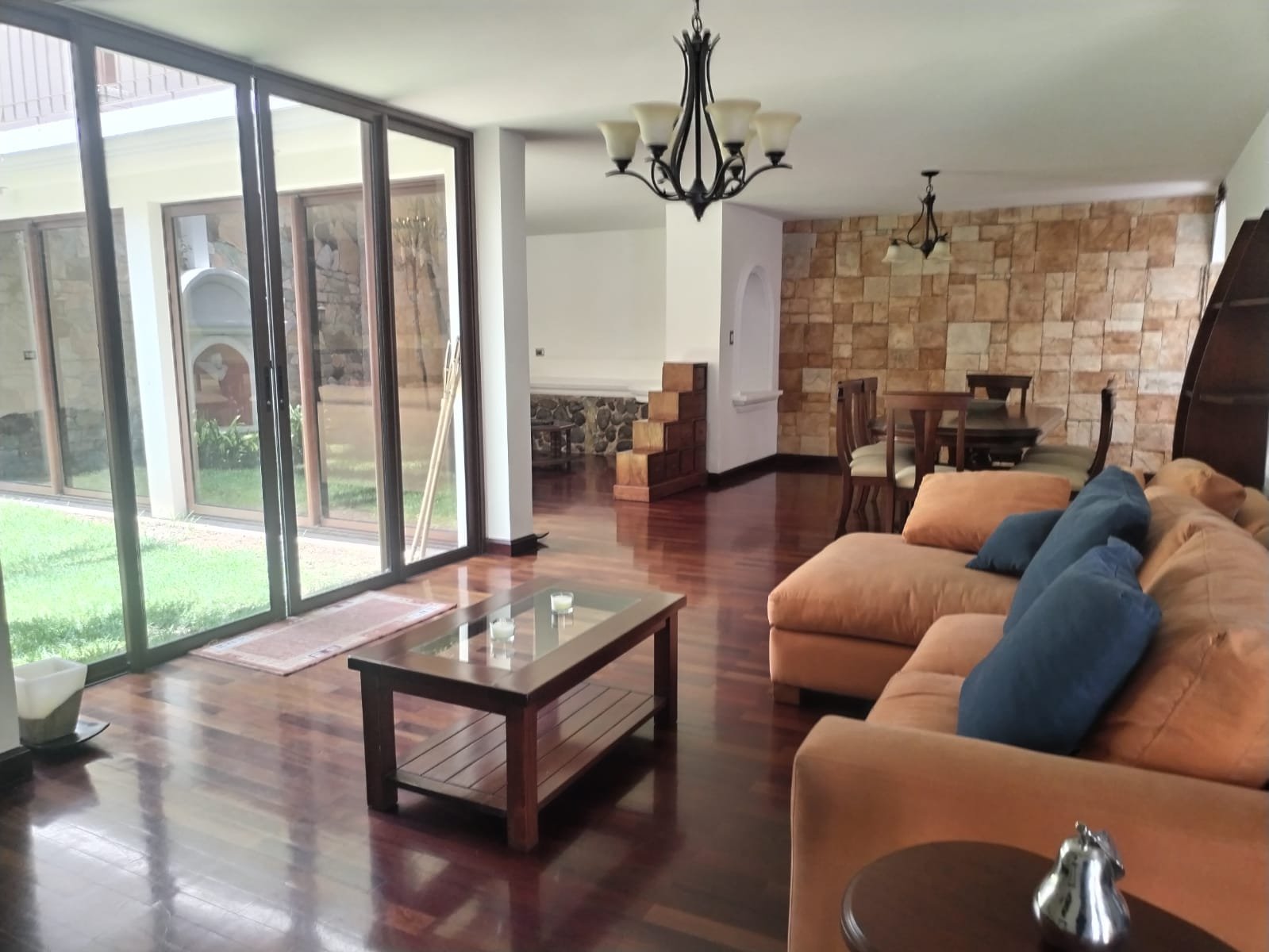 Rento Townhouse de 2 niveles en zona 14