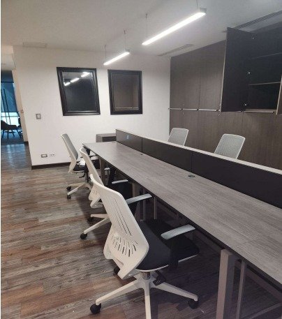 Rento Oficina con mobiliario Edificio Reforma zona 10