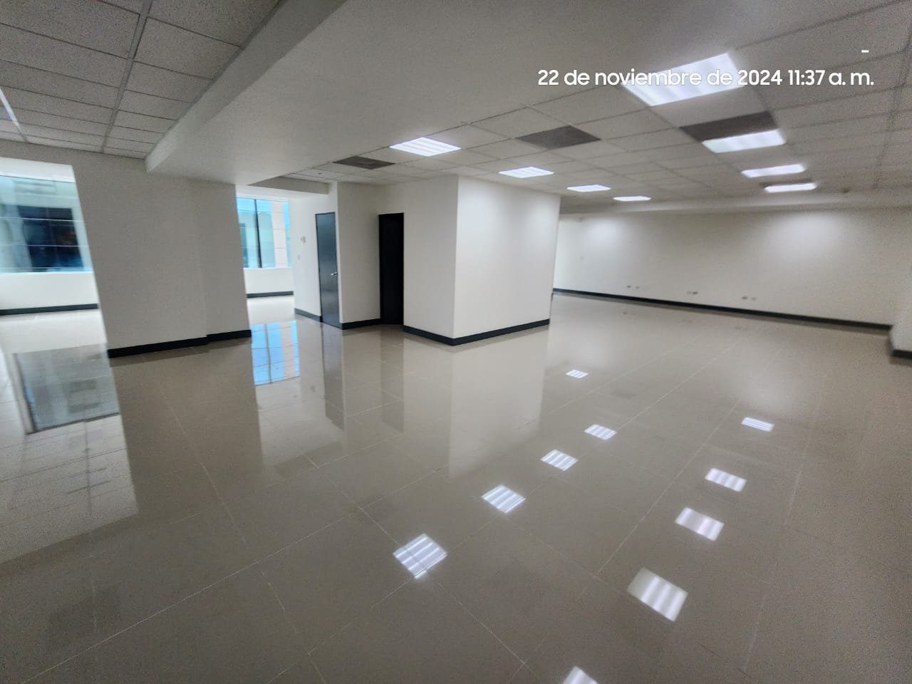 Oficina en renta con 4 parqueos en zona 14