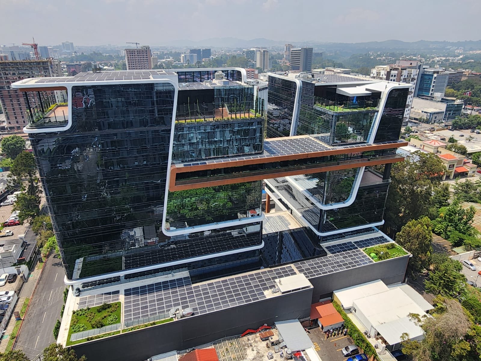Vendo Oficina planta entera en Zona Viva zona 10