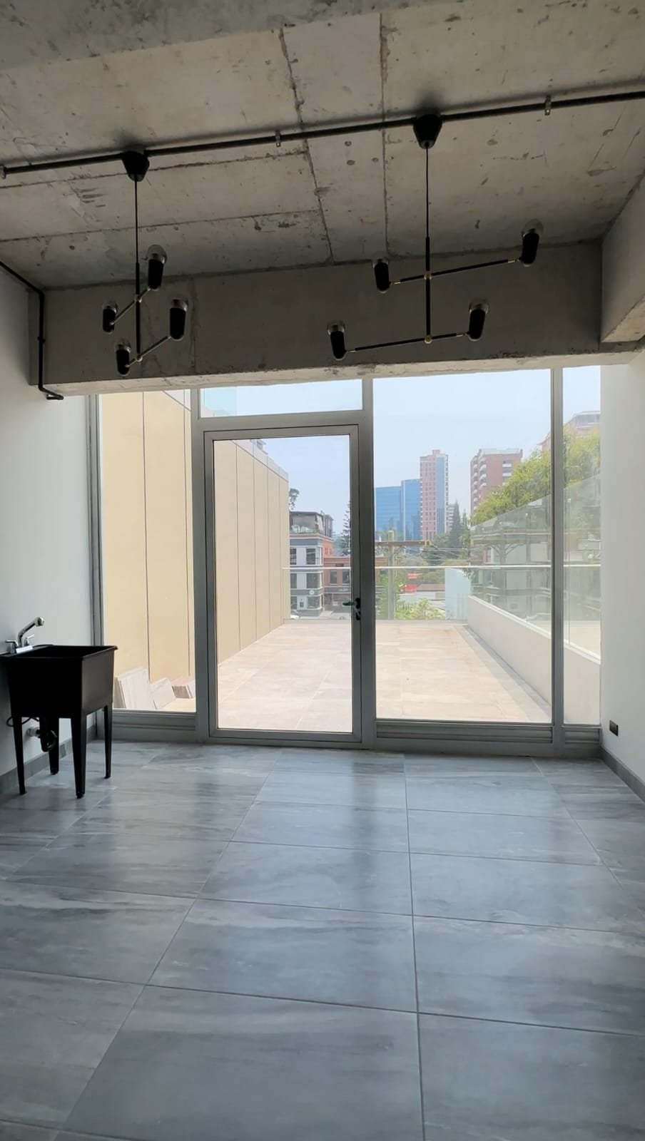 Oficina en venta 1 parqueo en Edificio Vasanta  zona 10