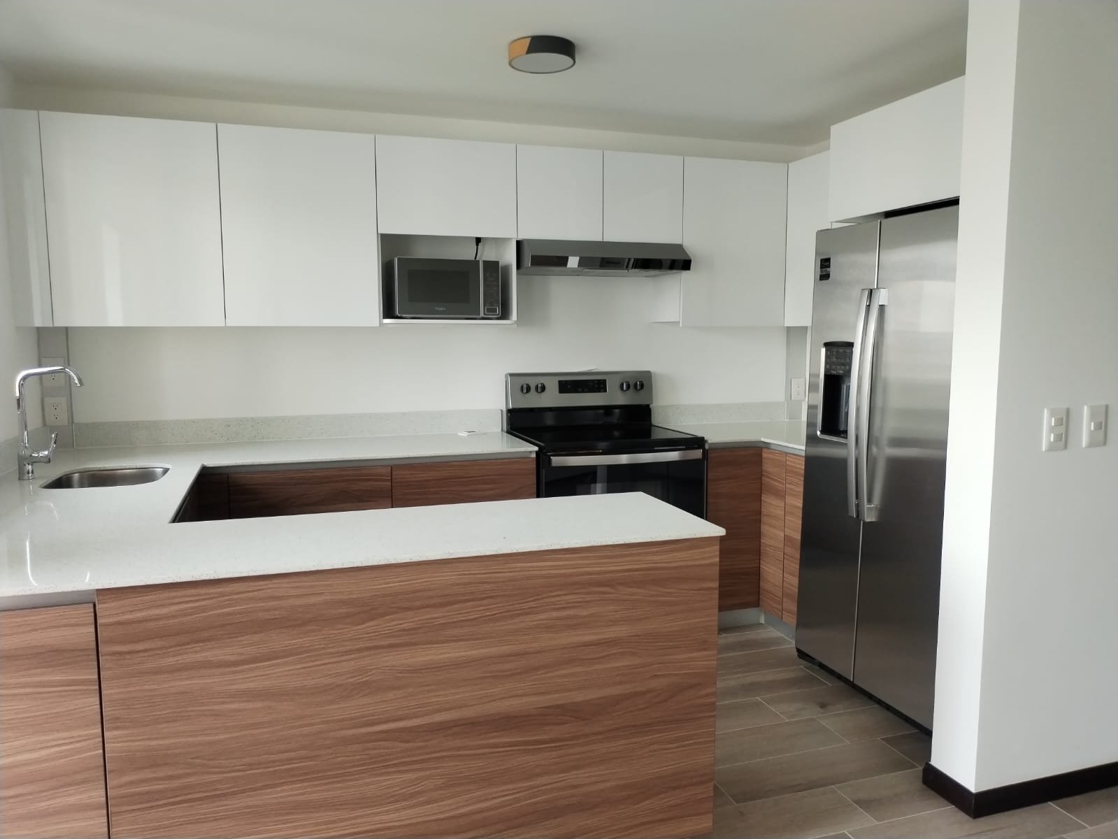 Rento Apartamento de 2 habitaciones en zona 14