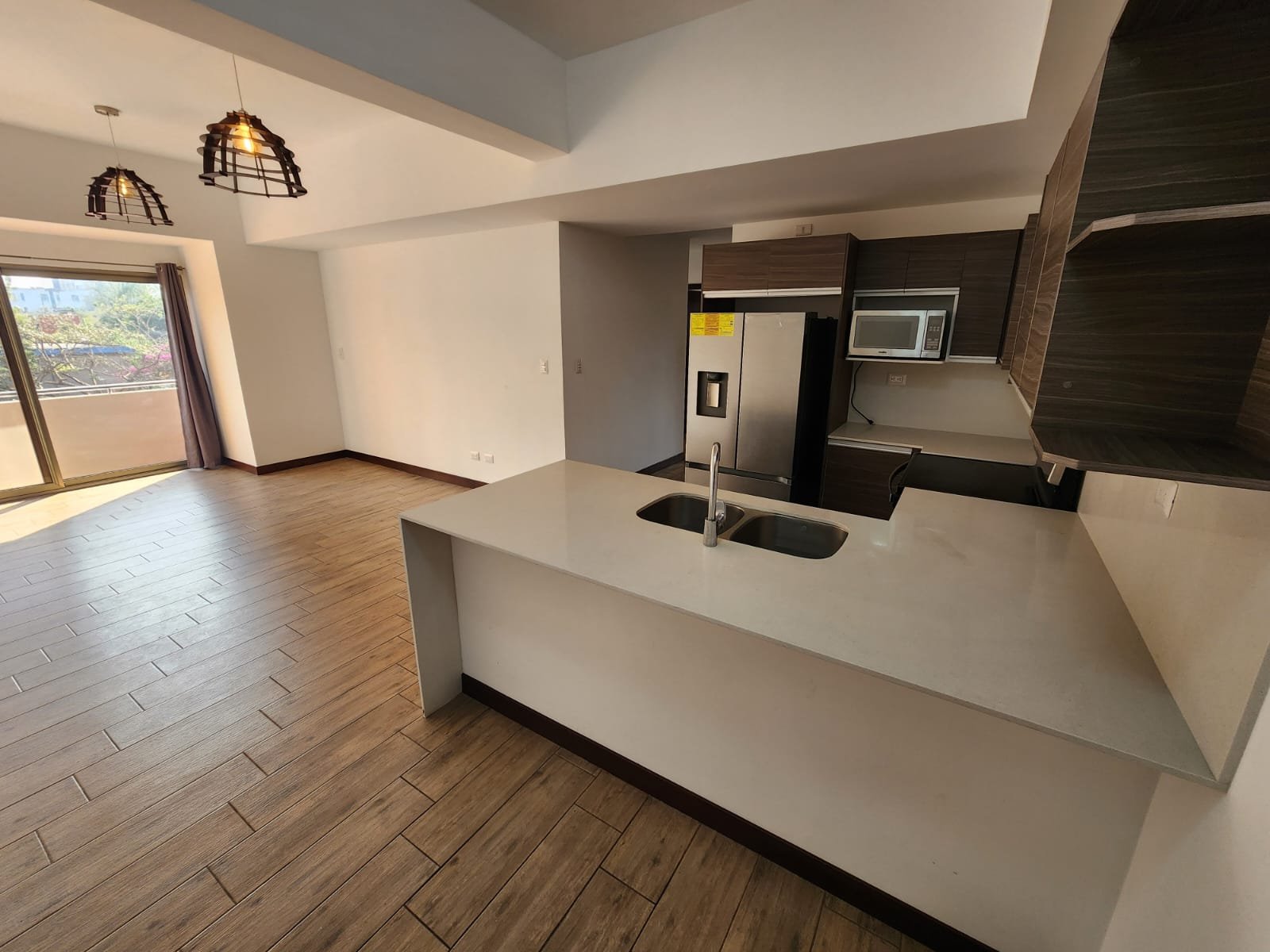 Apartamento en renta de 3 habitaciones en zona 10