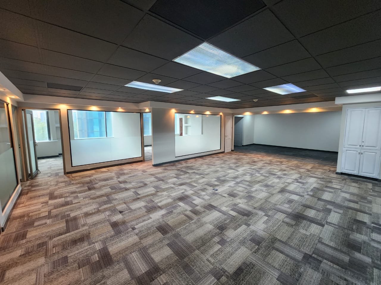 Oficina en renta con 7 ambientes en zona 14 Europlaza