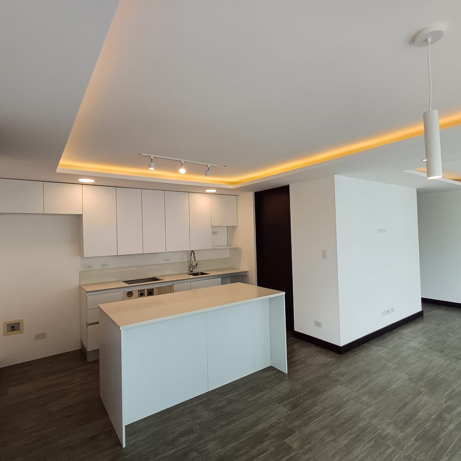 Rento apartamento Nuevo en Edificio Liv zona 15