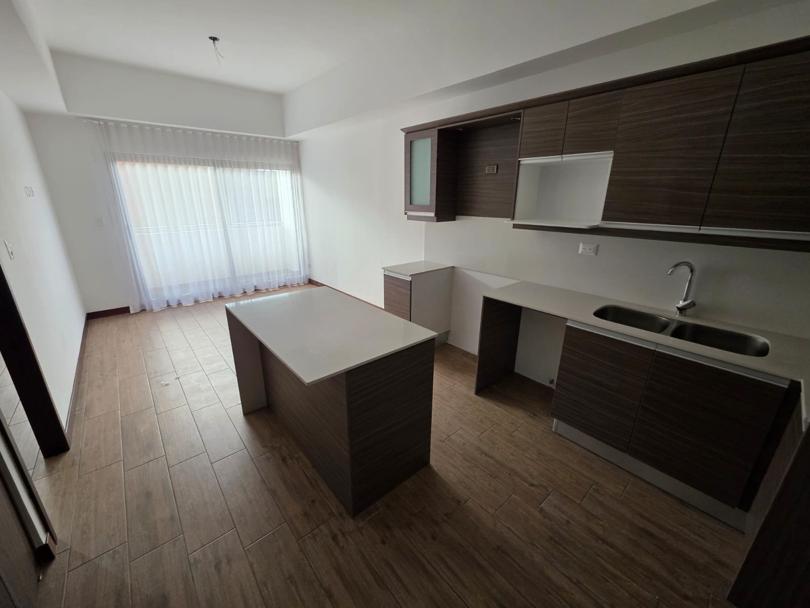 Alquilo Apartamento equipado en zona 10 Edificio Casalini