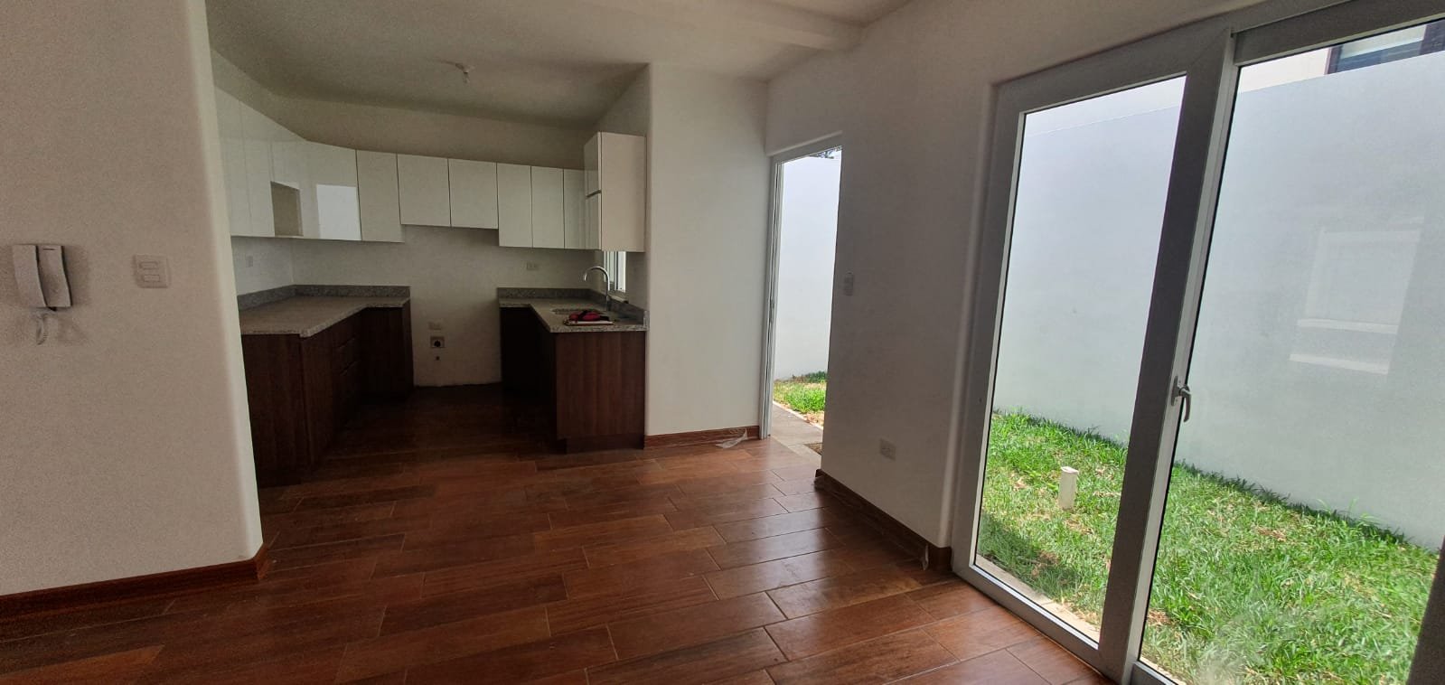 Vendo Casa Moderna en Hacienda Real zona 16