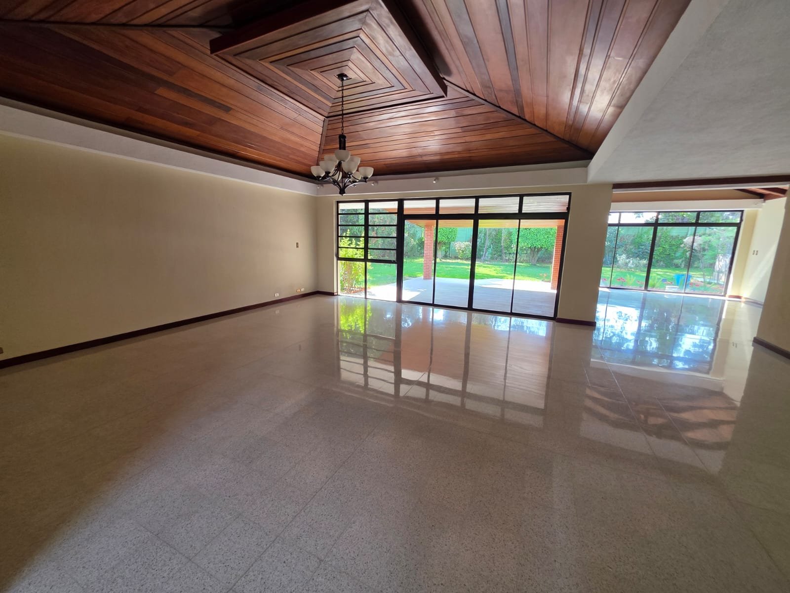 Casa en alquiler de 4 habitaciones en zona 10
