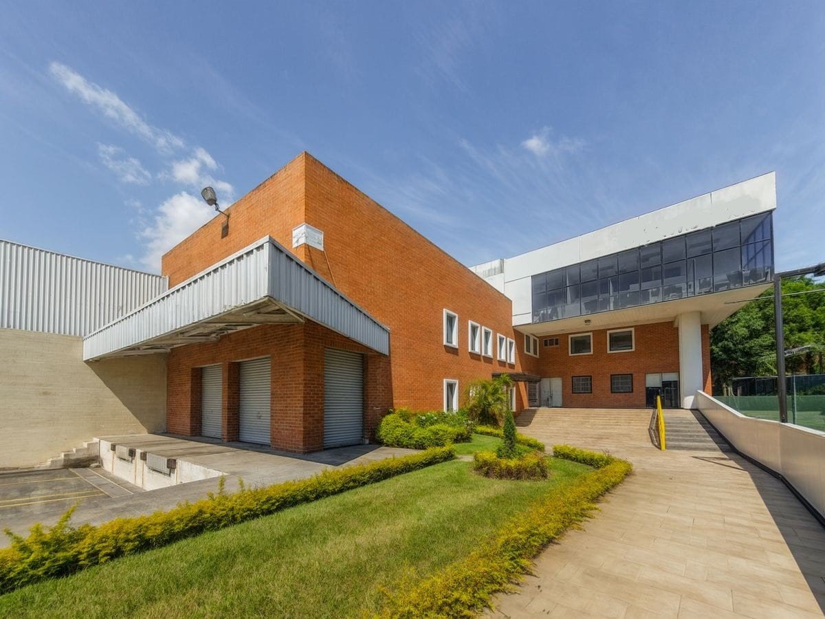 Vendo Bodega en zona 10 con Oficinas sobre 20 Calle