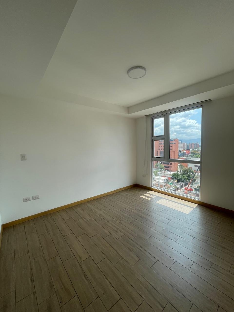 Apartamento en RENTA en zona 10 cerca de bulevar próceres -