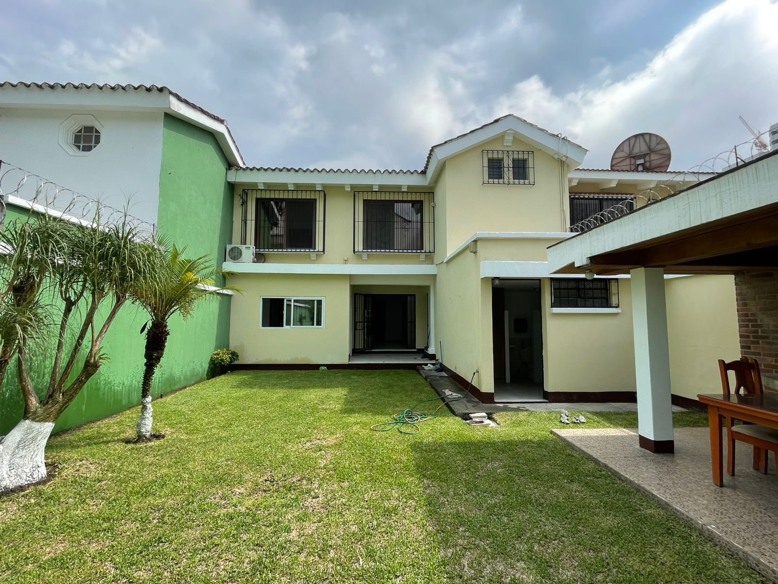 Casa en renta para oficinas en Zona14 Afuera de la Cañada