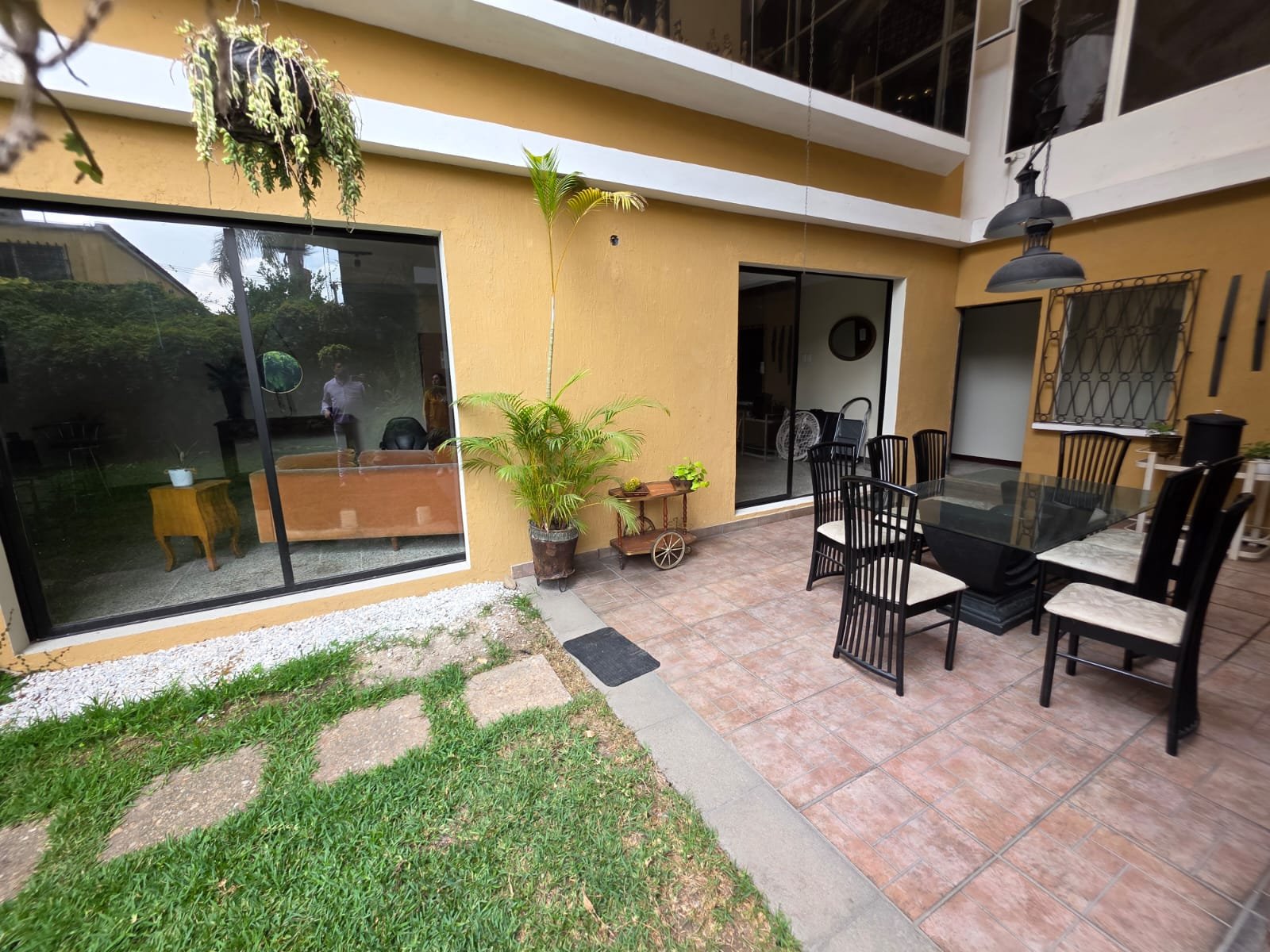 Local con ambientes compartidos en renta zona 10 20 calle