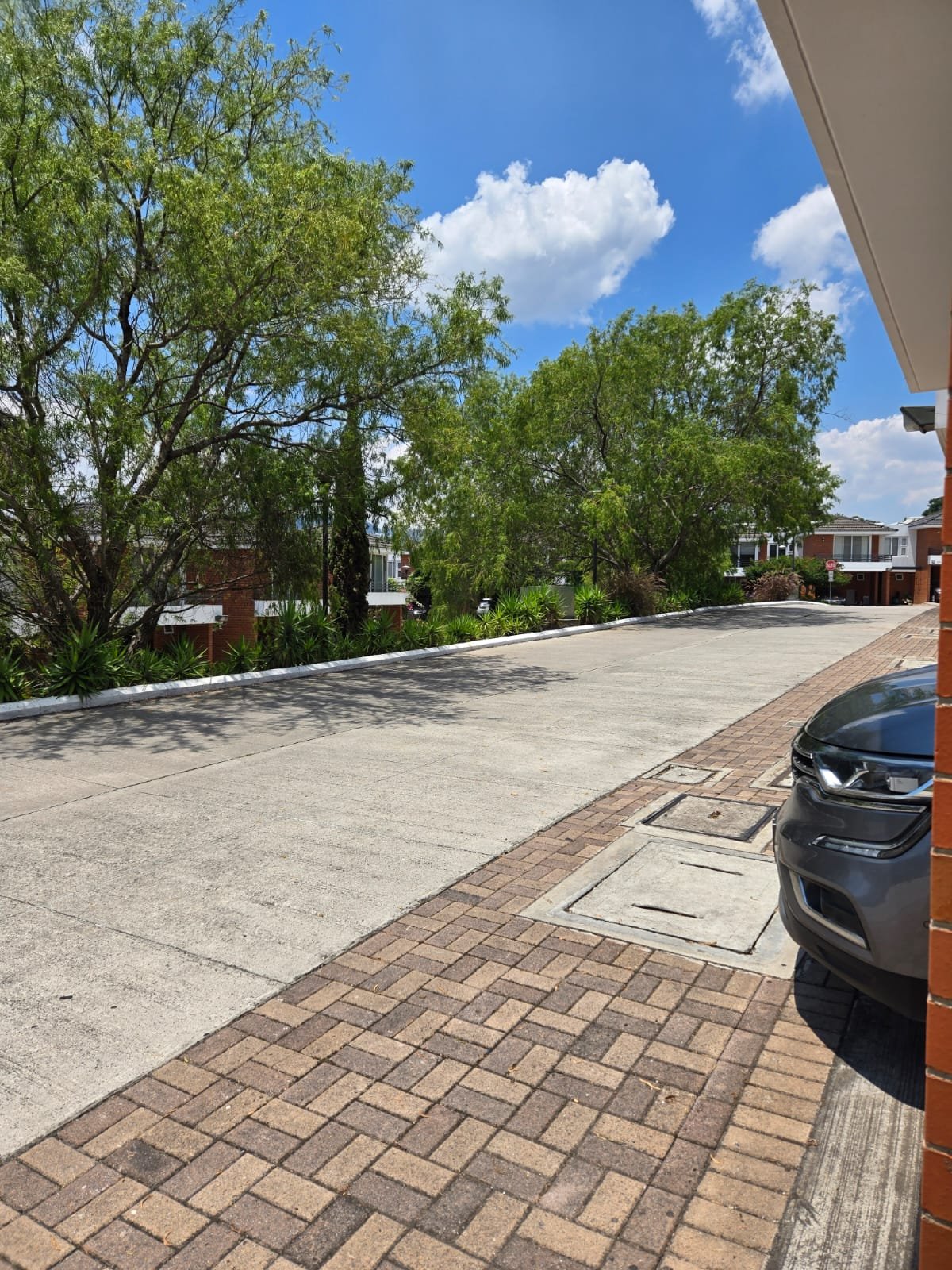Vendo casa de 2 niveles en zona 16 con 2 parqueos