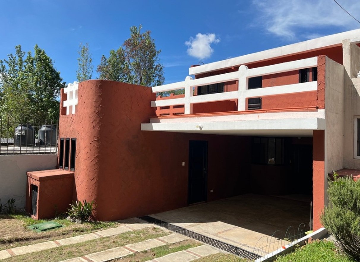 Casa en renta de 2 niveles 3 habitaciones en zona 1 de Mixco
