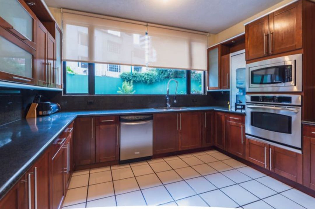 Casa en venta de 4 habitaciones en zona 14