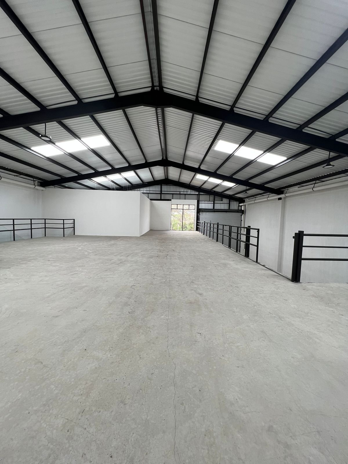 Bodega en venta con 8 parqueos en zona 13